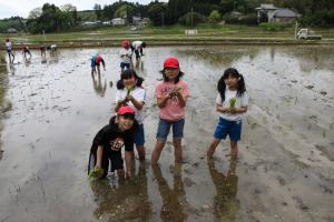 田植え（記念撮影）