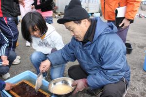 受精させた卵をシュロ枠に付着