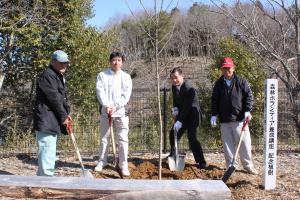 伊藤市長などが記念植樹