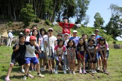 かかしを制作した玉川小5年生