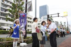 店舗前でトップセールスを伊藤市長