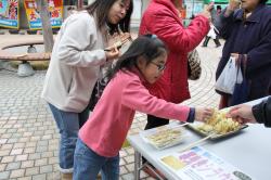 魚を試食する女の子