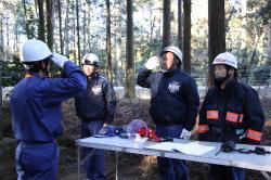 消防団長に点検報告を行う地元消防団の部長