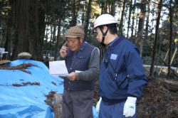 火災発生の場所や状況を消防書に通報する地元住民