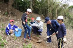 苗木の植え方を手取り足取り指導を受けました