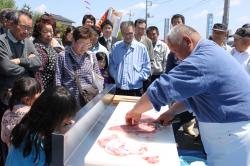 職人の包丁さばきを披露する海老澤武美さん