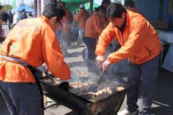 米豚肉を手際よく焼くスタッフ