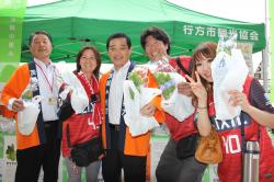 伊藤市長と貝塚議長が野菜を配布