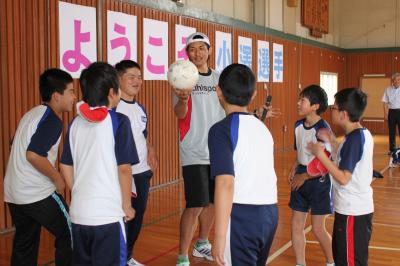 小澤選手とサッカーボールで交流