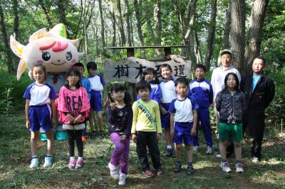 樹木百選の看板をバックに記念撮影