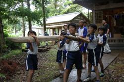 太刀を高貴神社の拝殿に整えます