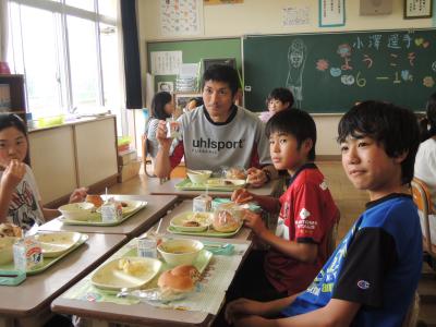 6月25日 市内小学生がプロサッカー選手と交流 なめがた大使 小澤英明さん 行方市公式ホームページ