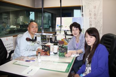 番組ＤＪの林美津子さんと市職員、文化デザイナー学院の学生