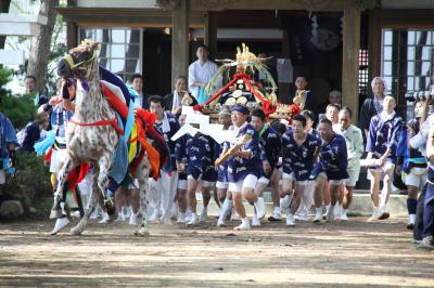 馬と神輿の勇壮な戦い