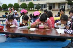 お餅を食べる小学生