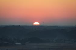 午前6時48分に東の空に姿を見せた初日の出