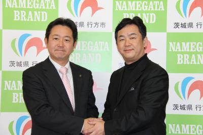 市長と社長が握手