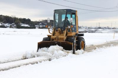 重機による除雪作業