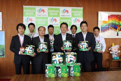 郵便局2014ＦＩＦＡＷ杯ブラジル大会公式試合球レプリカ贈呈