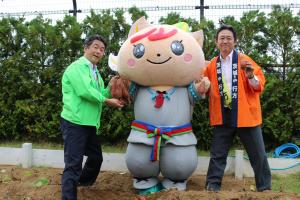 らぽっぽおいも畑収穫祭社長と一緒にお芋掘り