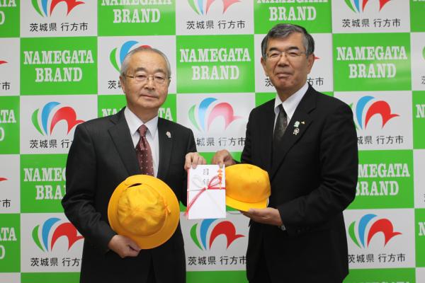 3月26日 Jaなめがたしおさいから新入学児童に交通安全帽子を寄贈いただきました 行方市公式ホームページ